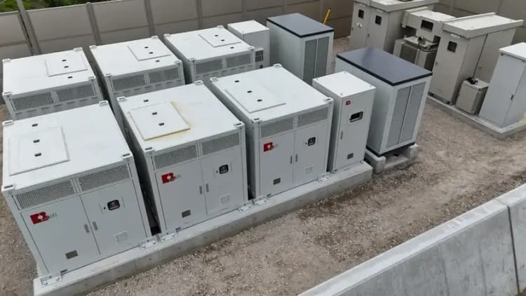 5ftコンテナサイズの系統用蓄電システムを有休地に 狭い立地も設置可能に