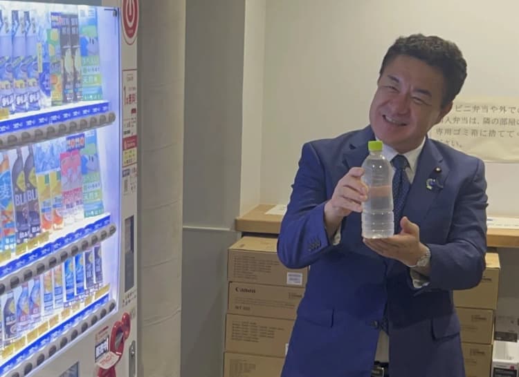 ラベルレスPETボトルの改正省令が施行 自販機などバラ売りでも可能に