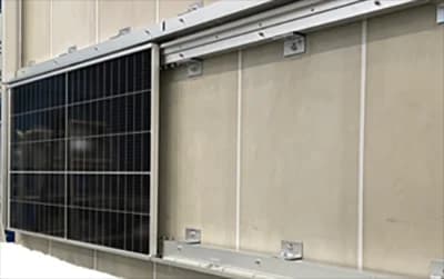 太陽光発電パネルを壁面に垂直設置、レールファスナー工法本格販売 AGCら