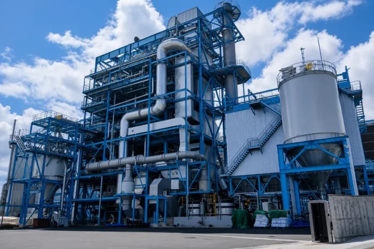鶏糞13.2万t/年を燃料化 住友重機械、発電出力10MW級設備を納入