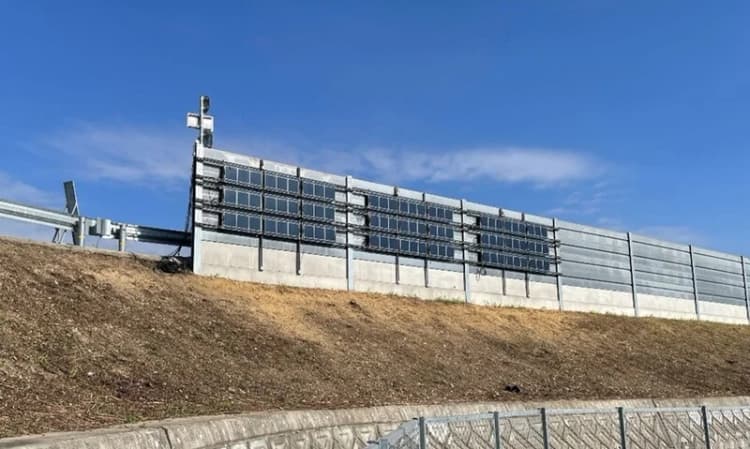 高速道路のカベにペロブスカイト太陽電池、雑草制御装置に給電 愛知県の実証