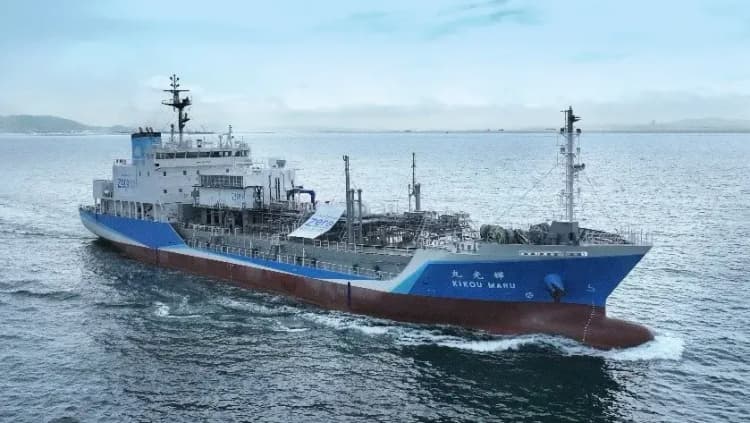 世界初・水素専焼エンジン搭載船「輝光丸」 実証で約2時間/約33km航行