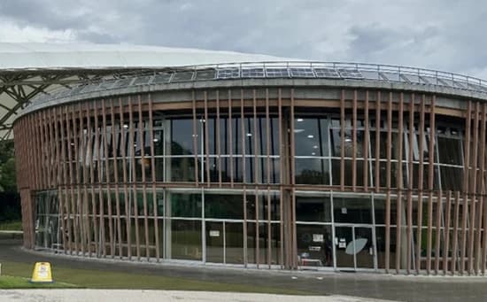 豊田市公園内の施設屋上にペロブスカイト設置、実用性検証 トーエネックら