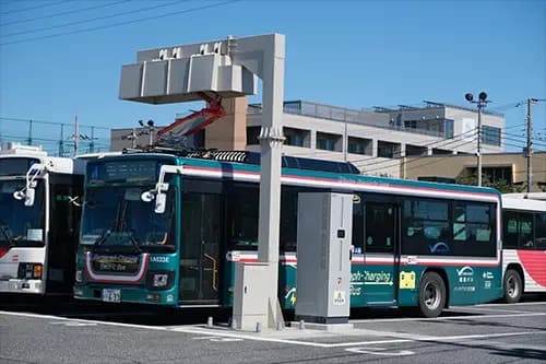 EVバスにパンタグラフ+東芝SCiB、充電10分に 日本初の公道実証開始